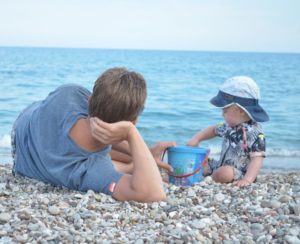 entspannter-urlaub-papa-baby-kleinkind-meer-spielen