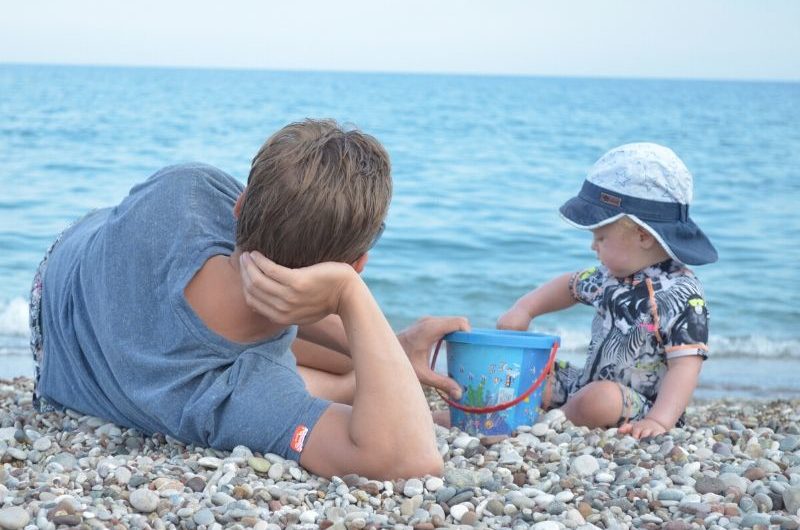 entspannter-urlaub-papa-baby-kleinkind-meer-spielen