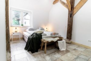 Schlafzimmer Alte Scheune Urlaub Holthusen Brake Nordsee Loft Ferienwohnung Familienurlaub Kinder Baby_