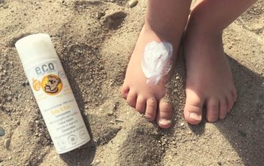 Eco-Cosmetics-Baby-Kids-Sonnencreme-Naturkosmetik-ohne-Mikroplastik-Nanopartikel-Weißeln-mineralischer-Sonnenschutz
