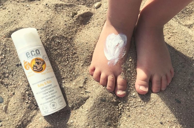 Eco-Cosmetics-Baby-Kids-Sonnencreme-Naturkosmetik-ohne-Mikroplastik-Nanopartikel-Weißeln-mineralischer-Sonnenschutz