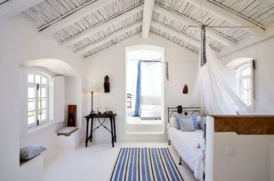 Weißes-Schlafzimmer-minimalistisch-Design-Luxury-retreat-Algarve-Ferienhaus-Villa-Ferienwohnung-Urlaub-mit-Kind-Familie-Baby-nachhaltig-Monte-Palmeira-Antonia-Benecke
