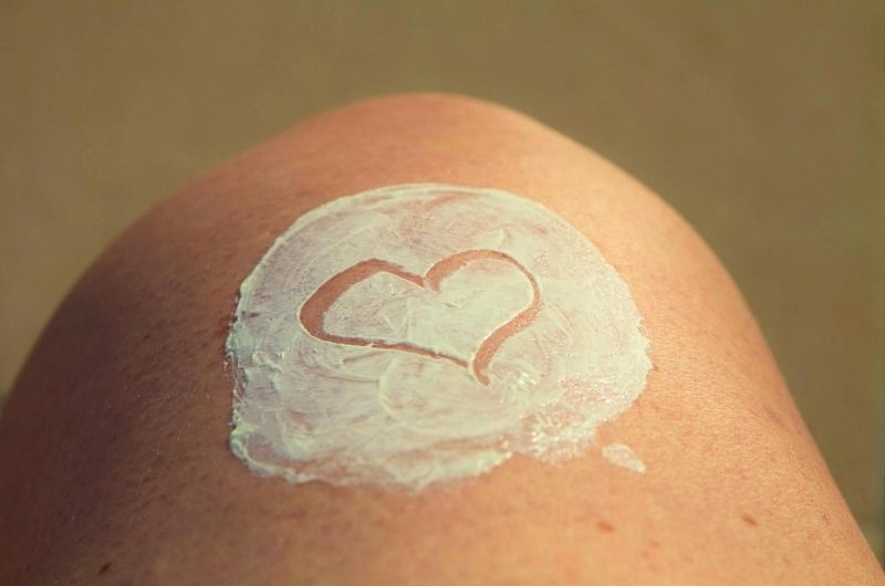 nachhaltige-sonnencreme-white-heart-shape-on-human-skin-161608-pexels