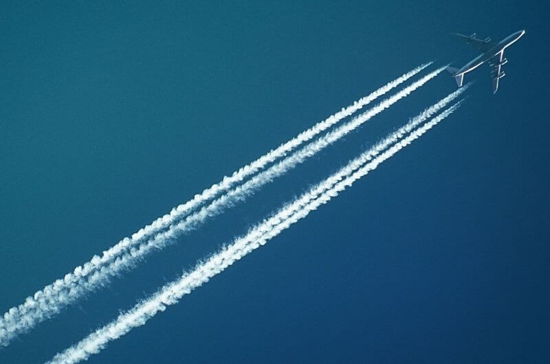 Flugzeug-kondensstreifen-treibhausgase-nachhaltig-reisen-pexels-sevenstorm-juhaszimrus-728824