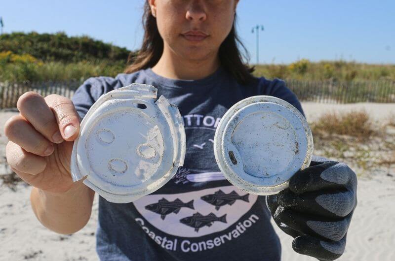 beach-cleanup-strand-müll-aufsammeln-nachhaltig-urlaub-plastikmüll-brian-yurasits-MmRe38lEFJg-unsplash