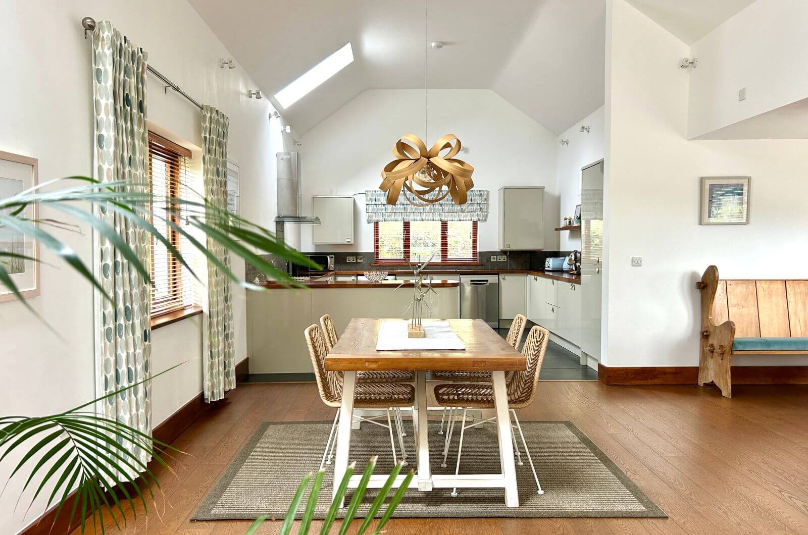 Esszimmer-Merlin-Farm-Cottages-Landhaus-Urlaub-Cornwall-England-UK-Familienurlaub-mit-Kindern-nachhaltig-eco-tourism-meer