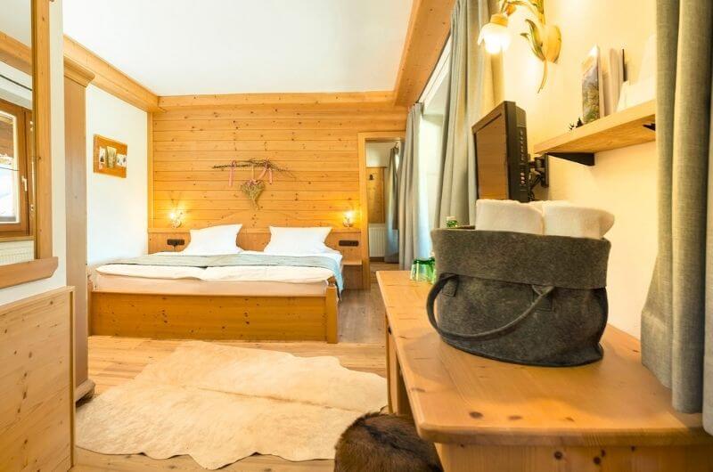 Familiensuite-2-Hotel-Frohnatur-Familienhotel-Tirol-Österreich-Garni-nachhaltiger-Urlaub-stylish-Kinder-Familie-Familienurlaub-Ferien-Eco