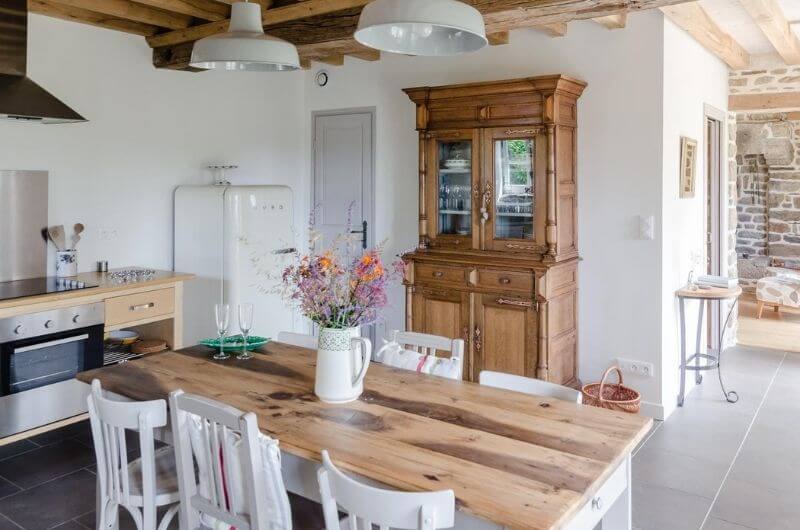 Französische-Wohnküche-le-Pommier-Ferienhaus-in-südlicher-Normandie-4-Personen-Alleinlage-privat-Ferienwohnung-fewo-familienurlaub-großer-Garten-Kinder