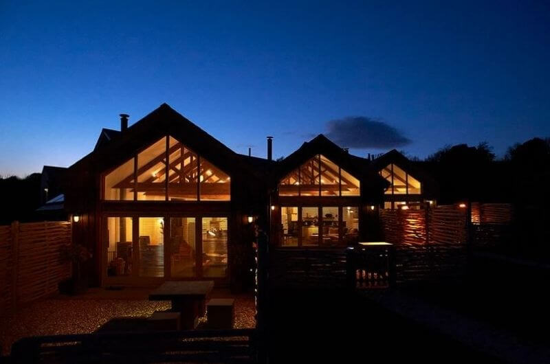 Harley-Cottage-bei-Nacht-Ferienhaus-4-Personen-Merlin-Farm-Cottages-Landhaus-Urlaub-Cornwall-England-UK-Familienurlaub-mit-Kindern-nachhaltig-eco-tourism-meer-bauernhof-strand-hund