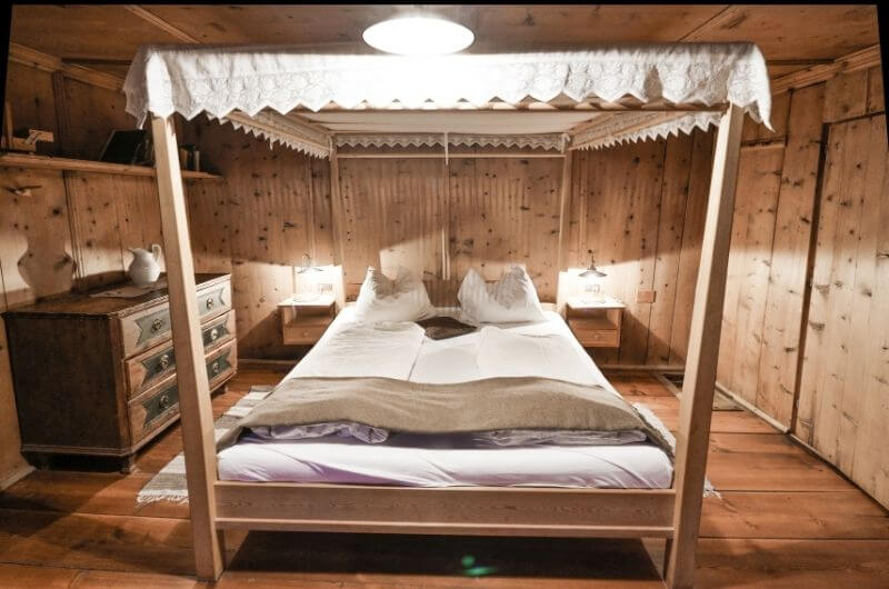 Himmelbett-Schlafzimmer-Ferienwohnung-5-Personen-anno1290-Oberniederhof-Südtirol-nachhaltiger-Urlaub-stylish-Bauernhof-Familie-Kinder-Familienurlaub-Ferien
