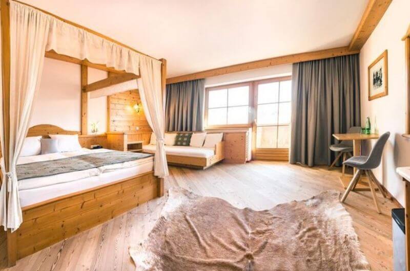 Himmelbettzimmer -2-Hotel-Frohnatur-Familienhotel-Tirol-Österreich-Garni-nachhaltiger-Urlaub-stylish-Kinder-Familie-Familienurlaub-Ferien-Eco