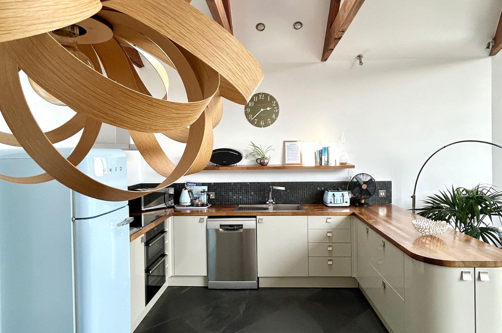 Kueche-Merlin-Farm-Cottages-Landhaus-Urlaub-Cornwall-England-UK-Familienurlaub-mit-Kindern-nachhaltig-eco-tourism-meer