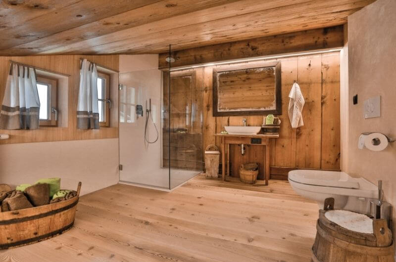 Luxuriöses-Badezimmer-Holz-Ferienwohnung-anno1793-8-Personen-Großfamilie-Oberniederhof-Südtirol-nachhaltiger-Urlaub-stylish-Bauernhof-Familie-Kinder-Familienurlaub-Ferien