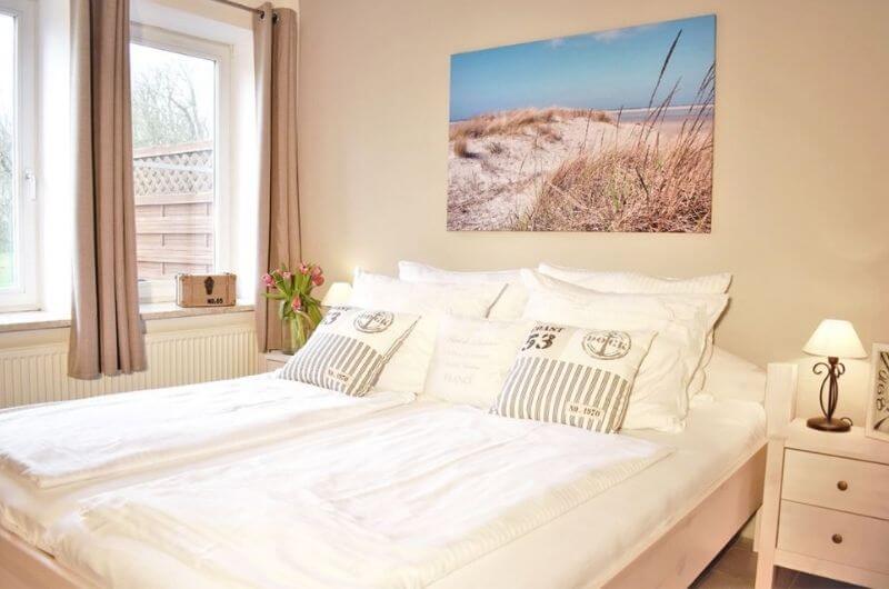 Strandflieder-Schlafzimmer-ferienhof-jacobs-urlaub-bauernhof-nordsee-mit-kindern-ferienwohnung-ferienhaus-luxus-kleinkinder-ferien-reiten-strandnah-st-peter-ording-spielscheune