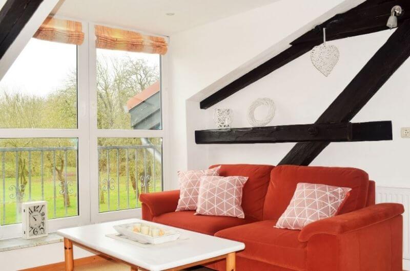 Wohnzimmer-Deichkind-jacobs-urlaub-bauernhof-nordsee-mit-kindern-ferienwohnung-ferienhaus-luxus-kleinkinder-ferien-pferde-reiten-strandnah-st-peter-ording-spielscheune-schleswig