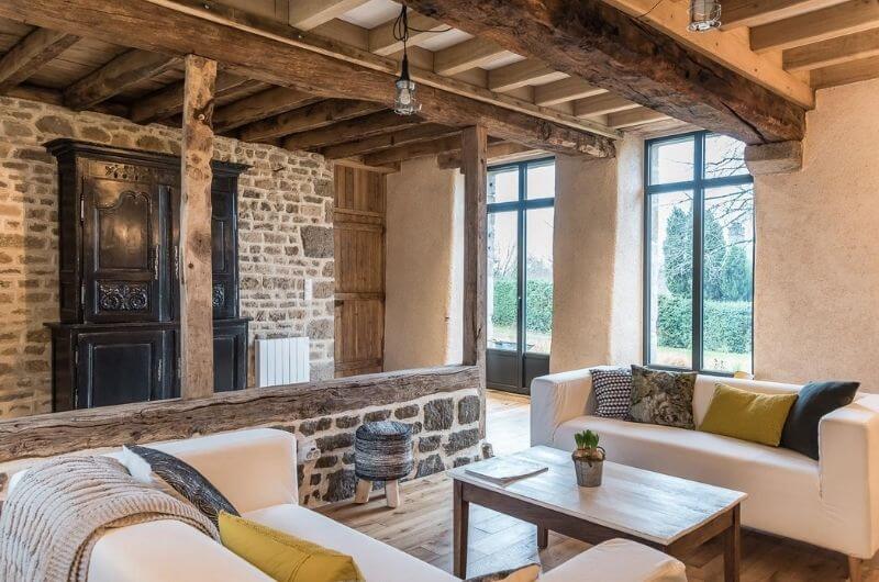französisches-Wohnzimmer-offenes-Gebälk-Ferienhaus-in-südlicher-Normandie-4-Personen-Alleinlage-le-Cerisier-privat-Ferienwohnung-fewo-familienurlaub-großer-Garten-Kinder-Frankreich