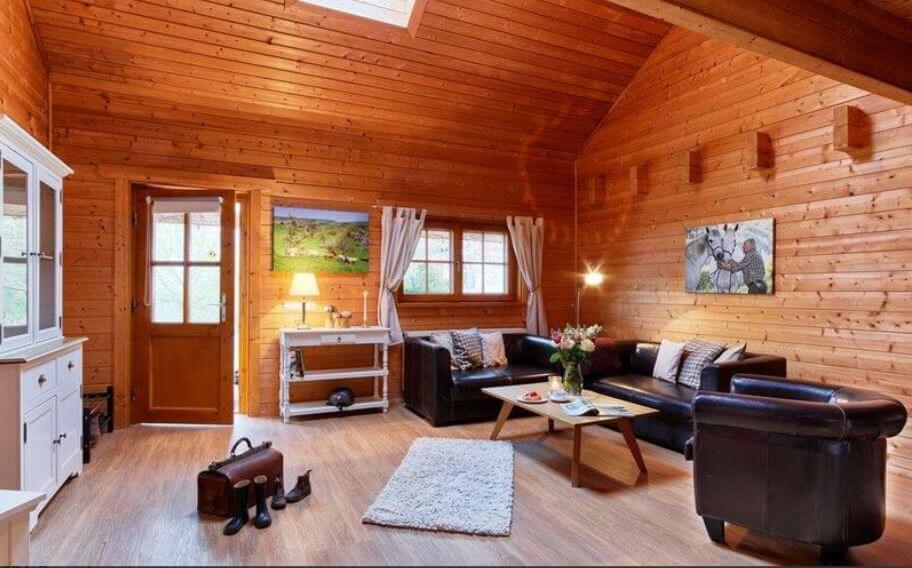 Holzhaus-Wohnzimmer-Ferien-Ferienhof-Hardthöhe-Mittelrhein-Reiterhof-Urlaub-Bauernhof-mit-Kindern-nachhaltig-bio-Wellness-Luxus-Chalet-rlp-familie-ferienwohnung-baby-hoftiere