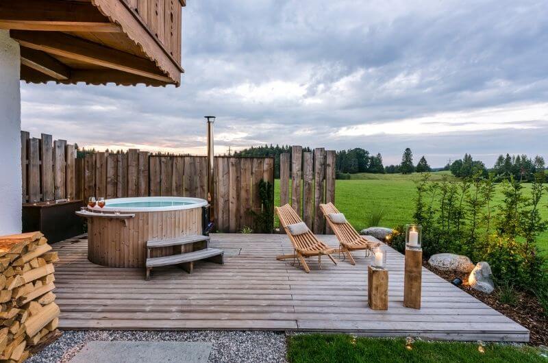 Outdoor-Spa-Hot-tub-Jacuzzi-holzzuber-chalet-hussnhof-ferienwohnung-4-personen-bauernhofurlaub-mit-kindern-baby-bayern-wellness-sauna-spielplatz-nachhaltig-holz-luxus-bauernhaus-tölzer-land