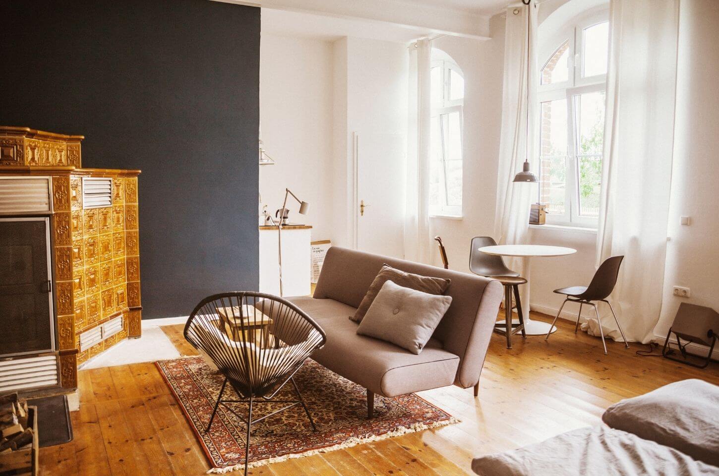 Kachelofen-Wohnzimmer-ferienhaus-berlin-brandenburg-ferienwohnung-mit-kindern-8-personen-alte-schule-mieten-boot-hund-alleinlage-design-groß-familienurlaub
