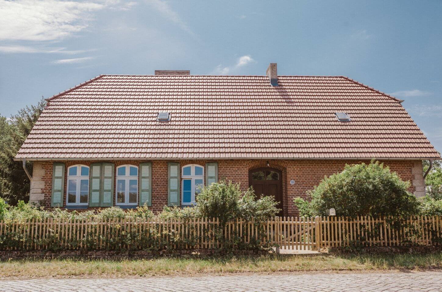 backsteinhaus-ferienhaus-berlin-brandenburg-ferienwohnung-mit-kindern-8-personen-alte-schule-mieten-mit-kamin-boot-hund-alleinlage-design-groß-familie-gruppen-junggesellinnenabsch