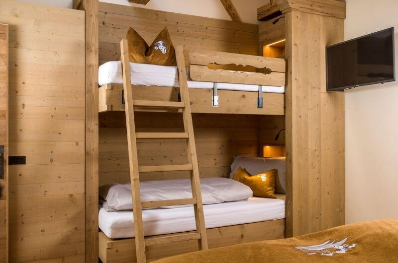 Stockbett-im-modernen-Alpenchic-Holz-Örlerhof-Winter-Schnee-Urlaub-auf-Bauernhof-Ferienwohnung-Wellness-Sauna-Skiurlaub-mit-Kind-Baby-Familie-nachhaltig-Dolomiten-Kronplatz-familienfreundlich