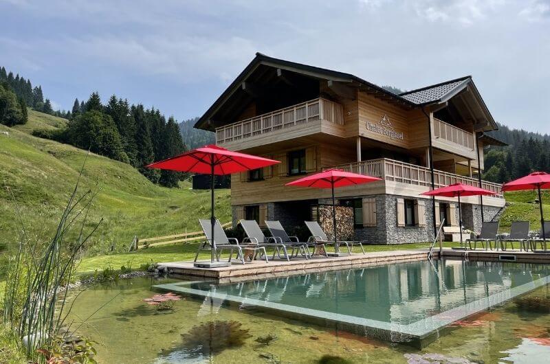 Schwimmteich-Naturpool-Biopool-Chalet-Allgäu-Bayern-Ferienhaus-Ferienwohnung-Urlaub-mit-Kind-nachhaltig-Holzhaus-Allgäuer-Alpen-Balderschwang-BergInsel