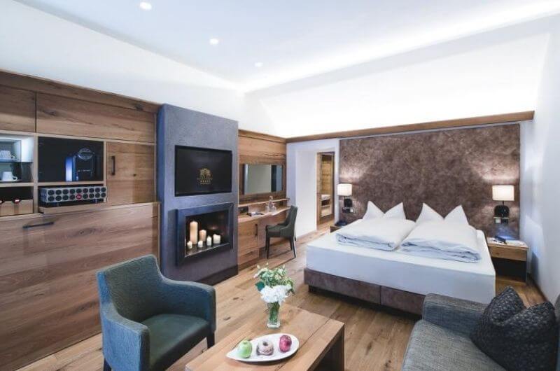 Badezimmer-Hotel-Klosterbräu-Spa-Suite-Premium-für-Familien-3-Personen-Wellness-Chaletstyle-Seefeld-Tirol-Österreich-Spa-Urlaub-mit-Kind-Baby