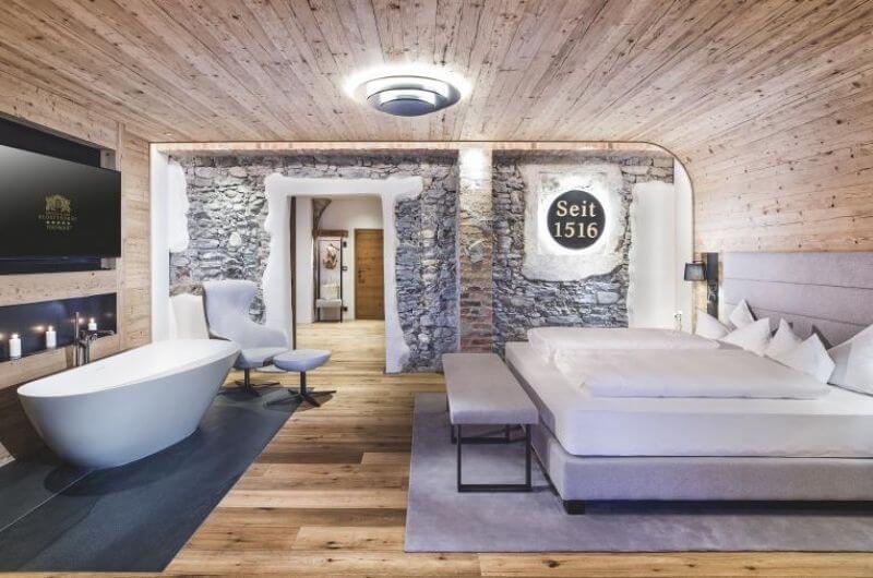 Freistehende-Badewanne-Badezimmer-Hotel-Klosterbräu-Spa-Wellnesssuite-für-Familien-4-Personen-Wellness-Privatsauna-Suite-Chaletstyle-Seefeld-Tirol-Österreich-Spa-Urlaub-