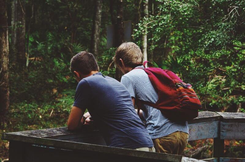 Freunde-mit-in-den-Familienurlaub-nehmen-ohne-Streit-Unsplash