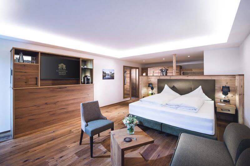 Hotel-Klosterbräu-Spa-Suite-Royal-für-Familien-3-Personen-Wellness-Chaletstyle-Seefeld-Tirol-Österreich-Spa-Urlaub-mit-Kind-Baby