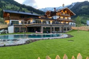 Bauern-Holzhaus-Schwimmteich-Ferien-auf-dem-luxus-Bauernhof-mit-Pool-biopool-salzburger-land-grossarl-urlaub-mit-kleinkind-baby-familie-chaletstil-ferienwohnung-berge-Schmiedhofgut