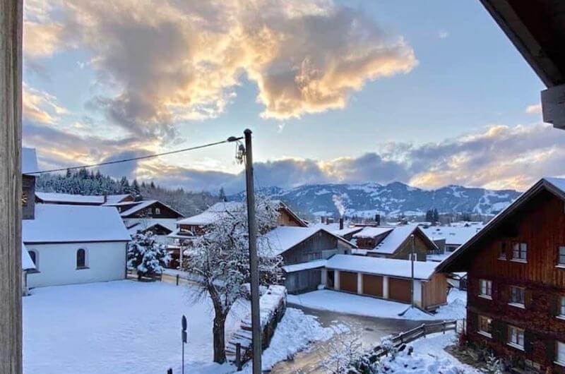 Winteransicht-Allgäuer-Bergbauernhof-Ferienhof-stiefel-Urlaub-ferien-auf-dem-bauernhof-mit-kindern-allgäu-bayern-kind