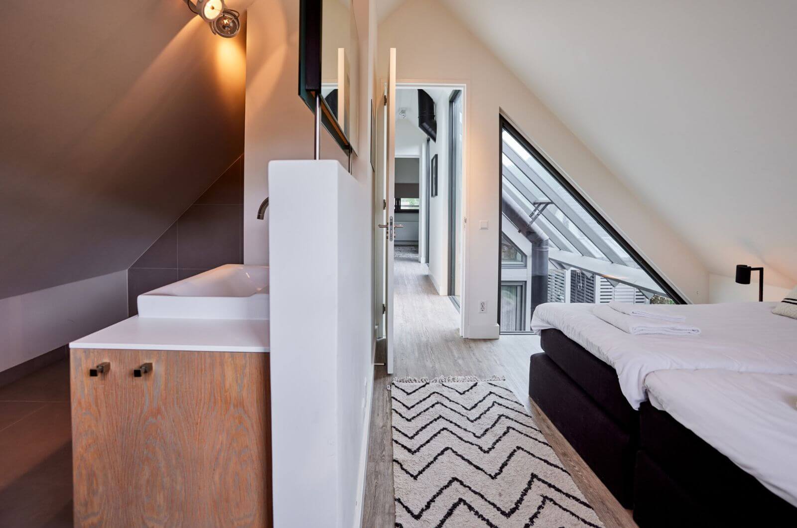 Badezimmer-Luxus-Ferienhaus-holland-am-meer-strand-mit-sauna-jacuzzi-whirlpool-8-personen-familienfreundlic