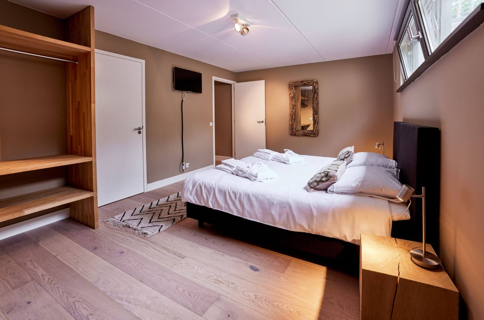 Eltern-Schlafzimmer-Luxus-Ferienhaus-holland-am-meer-strand-mit-sauna-jacuzzi-whirlpool-8-personen-familienfreundlic