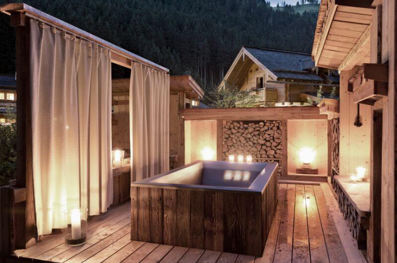 Outdoor-Badewanne-Chaletdorf-familie-kinder-feriendorf-holzlebn-österreich-bauernhof-direkt-an-der-piste-in-den-bergen-ferienwohnung-luxus-chalet-mit-sauna-mieten-salzburger-land