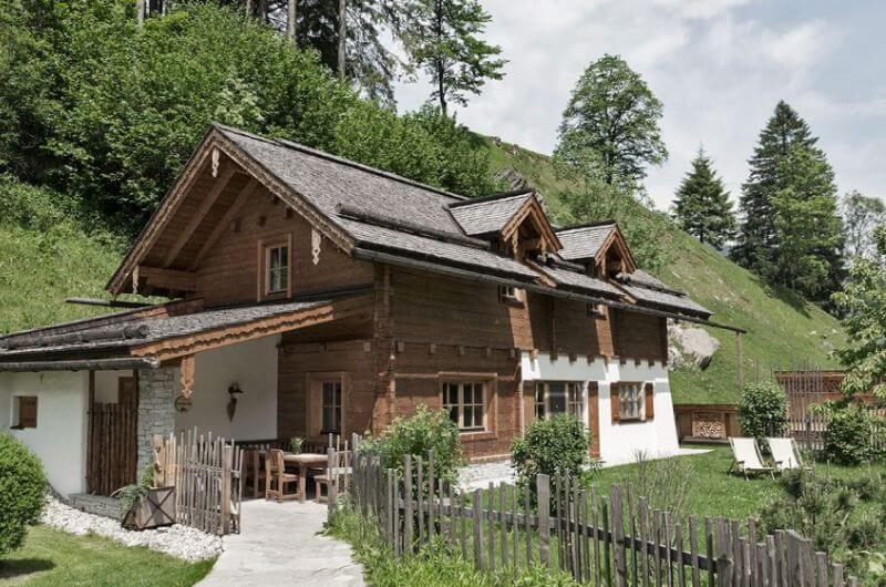 luxus-chalet-bergkiefer-mit-sauna-mieten- Chaletdorf-familie-kinder-feriendorf-holzlebn-österreich-bauernhof-direkt-an-piste-in-den-bergen-ferienwohnung-salzburger