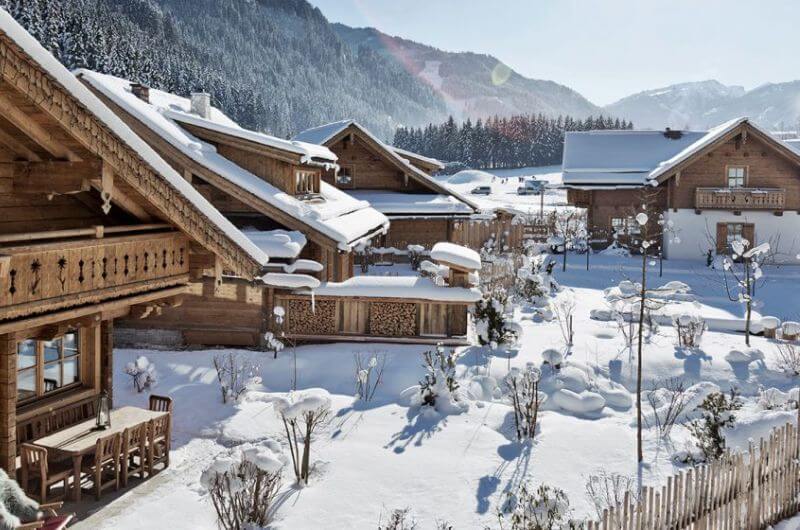 luxus-chalet-mit-sauna-mieten- Chaletdorf-familie-kinder-feriendorf-holzlebn-österreich-bauernhof-direkt-an-der-piste-in-den-bergen-ferienwohnung-salzburger