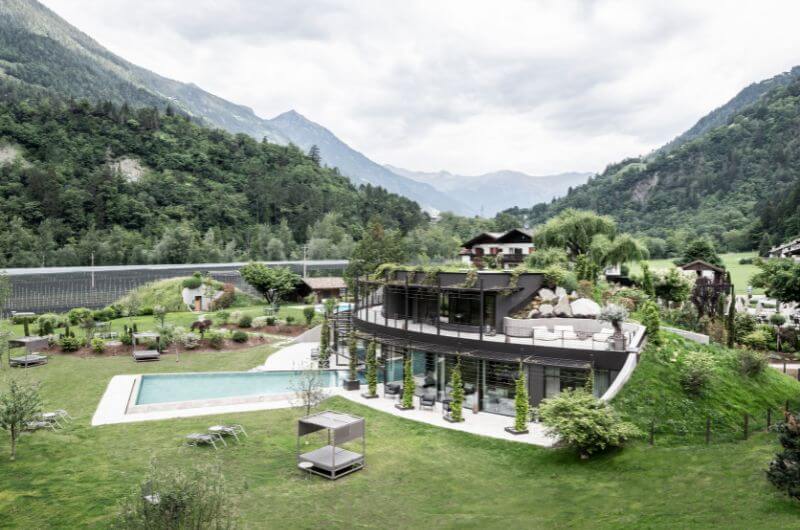 Eco-Boutique-Hotel-Meran-Passeier-Tal-familienfreundlich-Geheimtipp-klein-aber-fein-mit-kindern-pool-garten-wellness-sauna-design-familienzimmer-Apfelhotel-Alex-Filz