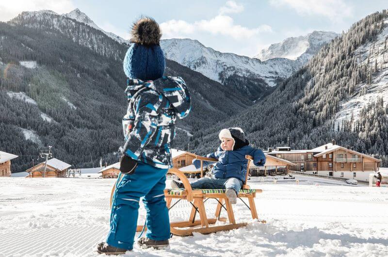 Baby-Schlitten-Osttirol-4-Sterne-Familienhotel-Kinderhotel-Babyhotel-an-der-Piste-Urlaub-mit-Kindern-Schwimmkurs-nachhaltig-Familienurlaub-Geheimtipp-AlmfamilyhotelScherer