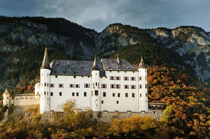Schloss Tratzberg ist ein toller Ausflugsort im Urlaub mit Kindern in Tirol.