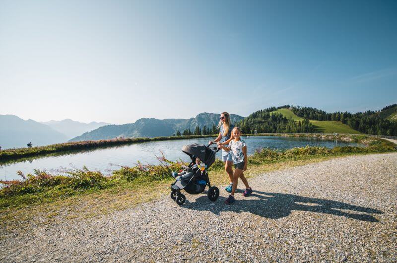 Familie wandert um Grafenbergsee in Wagrain im Salzburger Land.