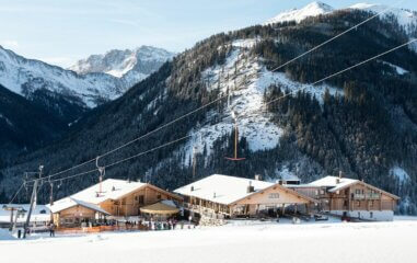 Hotel-direkt-an-der-Piste-Tirol-4-Sterne-Familienhotel-Kinderhotel-Babyhotel-Urlaub-mit-Kindern-Almfamilyhotel-Oesterreich