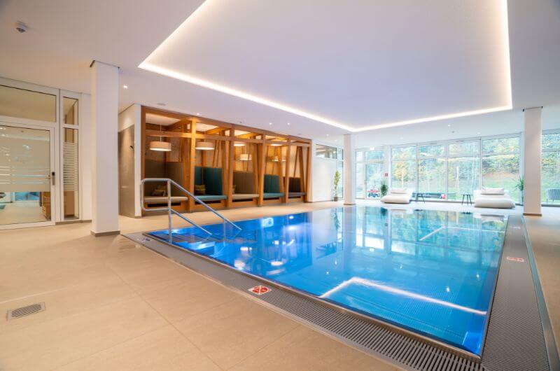 Family-Pool-Familienhotel-Kinderhotel-Schwarzwald-Schluechtmuehle-mit-Pool-Rutsche-Indoor-Spielplatz-Softplayanlage-All-inclusive-Wellness