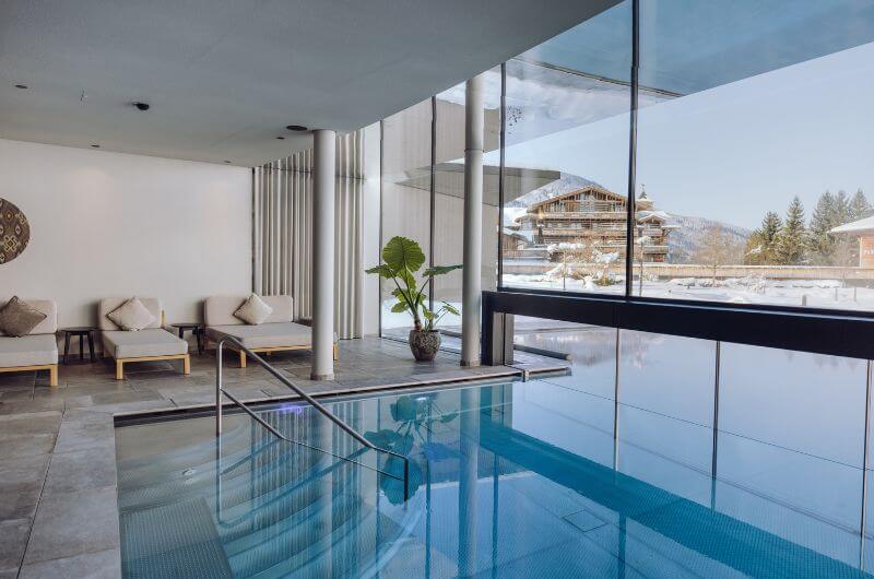 Indoorpool-Puradies-Leogang-Familienhotel-an-der-Piste-Kinderhotel-Familienappartement-Hotel-4-Sterne-Skigebiet-Familienurlaub-mit-Kind-Hallenbad