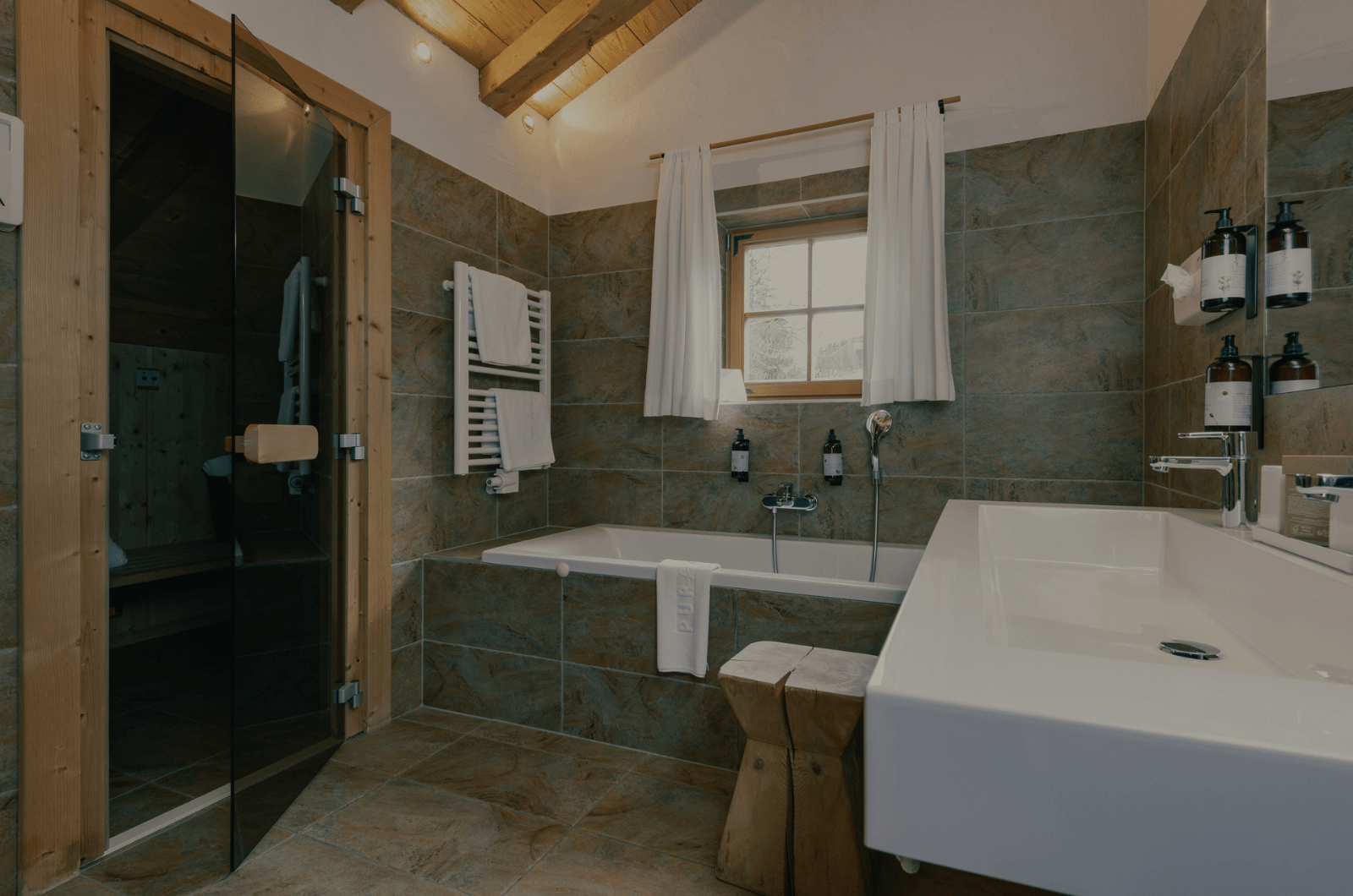 Naturresort-Puradies-Leogang-Familienhotel-Chalets-Bad-Kinderhotel-Familienappartement-Hotel-4-Sterne-Skigebiet-Familienurlaub-mit-Kind-Pool