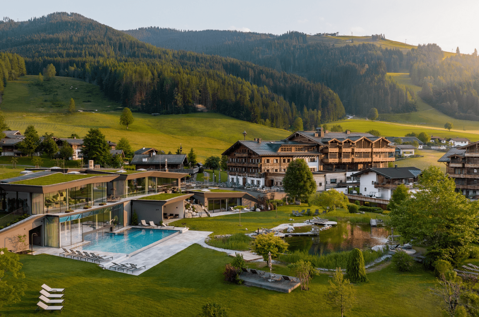 Naturresort-Puradies-Leogang-Familienhotel-an-der-Piste-Kinderhotel-Familienappartement-Hotel-4-Sterne-Skigebiet-Familienurlaub-mit-Kind-Pool-