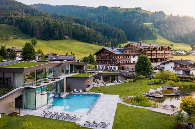 Naturresort-Puradies-Leogang-Familienhotel-an-der-Piste-Kinderhotel-Familienappartement-Hotel-4-Sterne-Skigebiet-Familienurlaub-mit-Kind-Pool