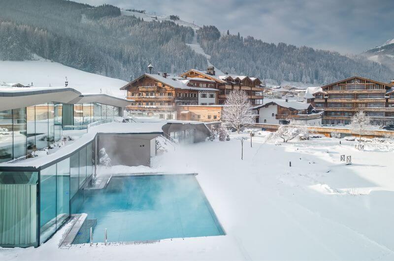 Pool-Puradies-Leogang-Familienhotel-an-der-Piste-Kinderhotel-Familienappartement-Hotel-4-Sterne-Skigebiet-Familienurlaub-mit-Kind-Hallenbad