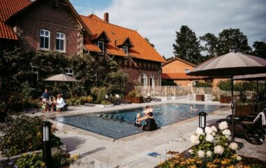 Pool-Freibad-Familienhotel-Lueneburger-Heide-Bauernhof-Kinderhotel-Niedersachsen-Urlaub-mit-Kind-Baby-Landhaus-Averbeck