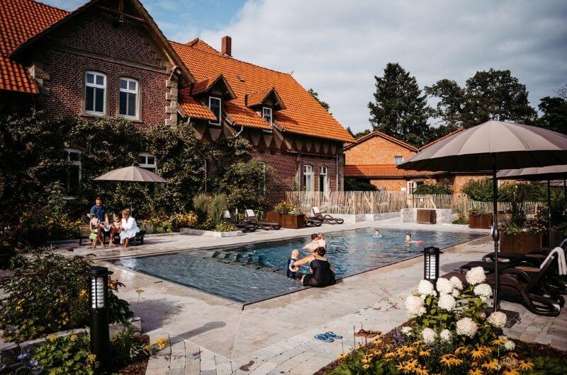 Pool-Freibad-Familienhotel-Lueneburger-Heide-Bauernhof-Kinderhotel-Niedersachsen-Urlaub-mit-Kind-Baby-Landhaus-Averbeck